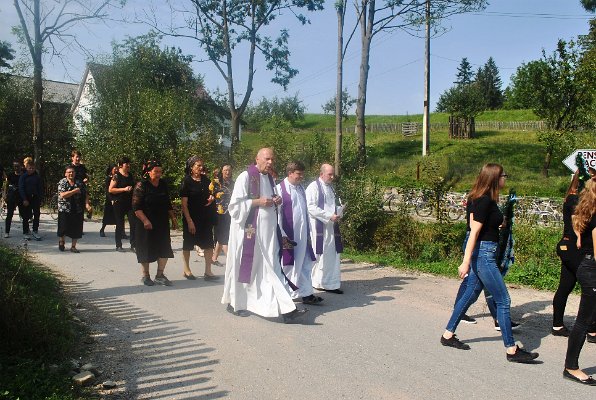 147_Pohřební průvod v Pojaně Mikuli